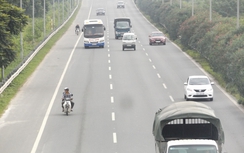 Xe máy "nhởn nhơ” trong làn xe ô tô trên đại lộ Thăng Long