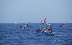 Một tàu cá Việt Nam mắc cạn bị tàu Trung quốc cướp phá