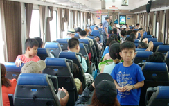 "Tàu lửa 10 ngàn" chạy tuyến Sài Gòn - Dĩ An hút khách