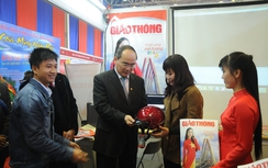 Chủ tịch MTTQ Việt Nam tặng MBH cho bạn đọc Báo Giao thông