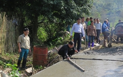 Khi cán bộ văn phòng bê vữa làm đường vào bản cho dân