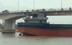 Tàu mắc kẹt dưới gầm cầu An Thái rời cảng trái phép
