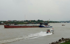 Đường thủy diễn tập cứu hai tàu hàng đâm nhau trên sông Đuống