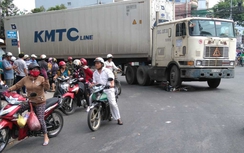 Hai nữ sinh thoát chết trong gang tấc dưới bánh container