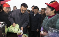 Thủ tướng Trung Quốc nấu mì cho công nhân