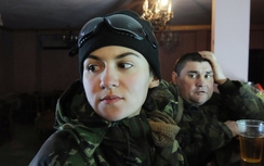 Những “bóng hồng” xinh đẹp trên chiến tuyến Ukraine
