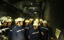 Phó Thủ tướng xuống hầm lò sâu 300m chúc tết công nhân