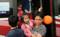 Trẻ nhỏ "nheo nhóc" theo cha mẹ về Thủ đô sau Tết