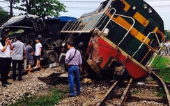 Thái Nguyên: Xe tải húc văng đầu tàu hỏa