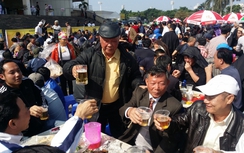 Hàng ngàn người Hà Nội "nhậu tới bến" tại lễ hội bia miễn phí
