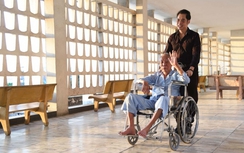 Xúc động hình ảnh Ngọc Sơn đẩy xe lăn cho cha trong bệnh viện