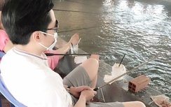 Sợ chụp lén, Phan Thành bịt khẩu trang ngồi câu cá?