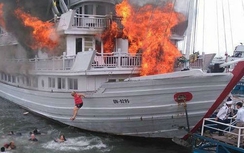 Tin mới nhất vụ cháy tàu du lịch tại Quảng Ninh