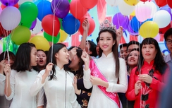 Hoa hậu Đỗ Mỹ Linh về trường cũ dự lễ khai giảng