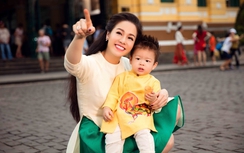 Nhật Kim Anh cùng con trai mặc áo dài dạo phố ngày Tết
