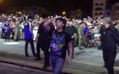 Video Sơn Tùng M-TP bị ném đồ khi đang diễn ở Bắc Giang