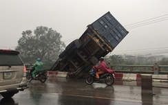 Hé lộ nguyên nhân xe container tai nạn liên tiếp trên cầu Thanh Trì