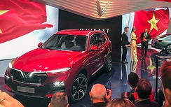 Ô tô VinFast ra mắt tại Paris Motor Show 2018 dưới nền cờ đỏ