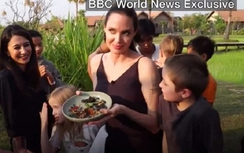 Angelina Jolie thích thú ăn côn trùng ở Campuchia