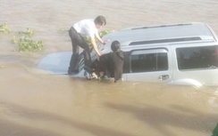 Ôtô 7 chỗ tông chết nhân viên phà Thuận Giang rồi lao xuống sông