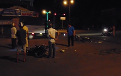 Sau cú va chạm xe máy, 2 thanh niên bị thương nặng