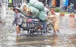 CSGT Bạc Liêu "đội mưa" giúp dân qua đoạn đường bị ngập