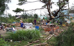 Lốc xoáy làm sập, tốc mái hơn 120 căn nhà ở Bạc Liêu