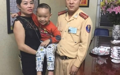 CSGT Hà Nội giúp trẻ lạc tìm được người thân