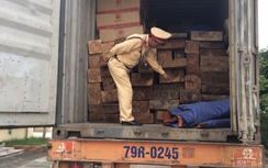 Thanh Hóa: Bắt xe ô tô nghi vận chuyển gỗ lậu