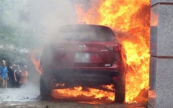 Đỗ xe cạnh đống rác chưa tắt lửa, Mazda CX5 cháy trơ khung