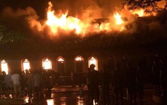 Nhà thờ cổ ở Nam Định cháy ngùn ngụt trong đêm