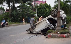 Quay đầu ẩu, xe Kia đâm ngang taxi rồi lật ngửa