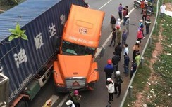 Container quặt đầu vì đánh lái, 3 người đứng ven cao tốc bị thương