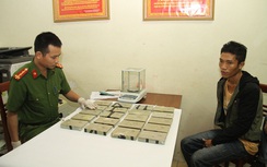 Nam thanh niên người Mông khoác hai balo ma túy vào quán cơm