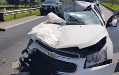 Tông mạnh đuôi xe tải, xe Chevrolet vỡ nát khiến hai người bị thương