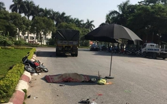 Người đàn ông tử vong, xe máy vỡ vụn do va chạm xe tải