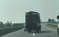Video: Xe tải ngang ngược "lừa" CSGT trên cao tốc Nội Bài -Lào Cai