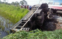 Tai nạn nghiêm trọng, xe chở đá đâm bay đầu tàu ở Phú Thọ