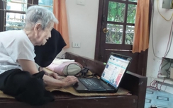 Bà cụ 94 tuổi vẫn vẽ tranh và "lướt" facebook ở Hà Nội
