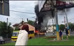 Xe buýt bốc cháy ngùn ngụt rồi lao vào nhà dân