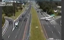 Máy bay đáp xuống đường cao tốc, nghiền nát nhiều ô tô