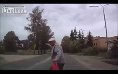 Khiếp cảnh ô tô tông thẳng cụ già đang sang đường