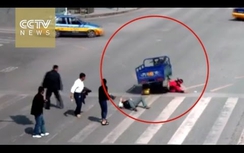 Video: Xe ba gác phản chủ "nổi điên càn quét" người đi đường