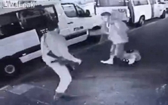 Video: Tên khủng bố vung dao đâm lén cảnh sát