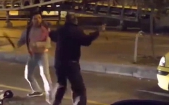 Hai tài xế Taxi huyết chiến giữa phố (Video)
