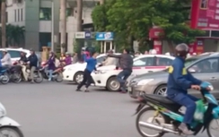 Hà Nội: Taxi đâm xe máy, lái xe xông vào ẩu đả