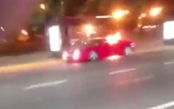 Ferrari bốc cháy khi đang "vi vu" trên đường