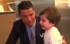 Bé 3 tuổi sống sót trong vụ đánh bom òa khóc khi gặp C.Ronaldo