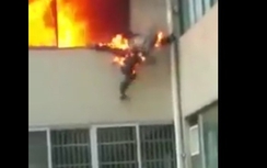 Đang chữa cháy, lính cứu hỏa bị lửa "nuốt chửng" phải nhảy ra ngoài