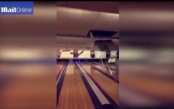 Nam thanh niên ném bowling vỡ trần nhà
